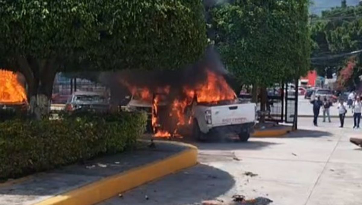 Normalistas de Ayotzinapa incendian vehículos y vandalizan Congreso de Guerrero