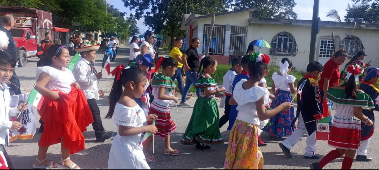 Estudiantes de primaria festejan la Independencia de México