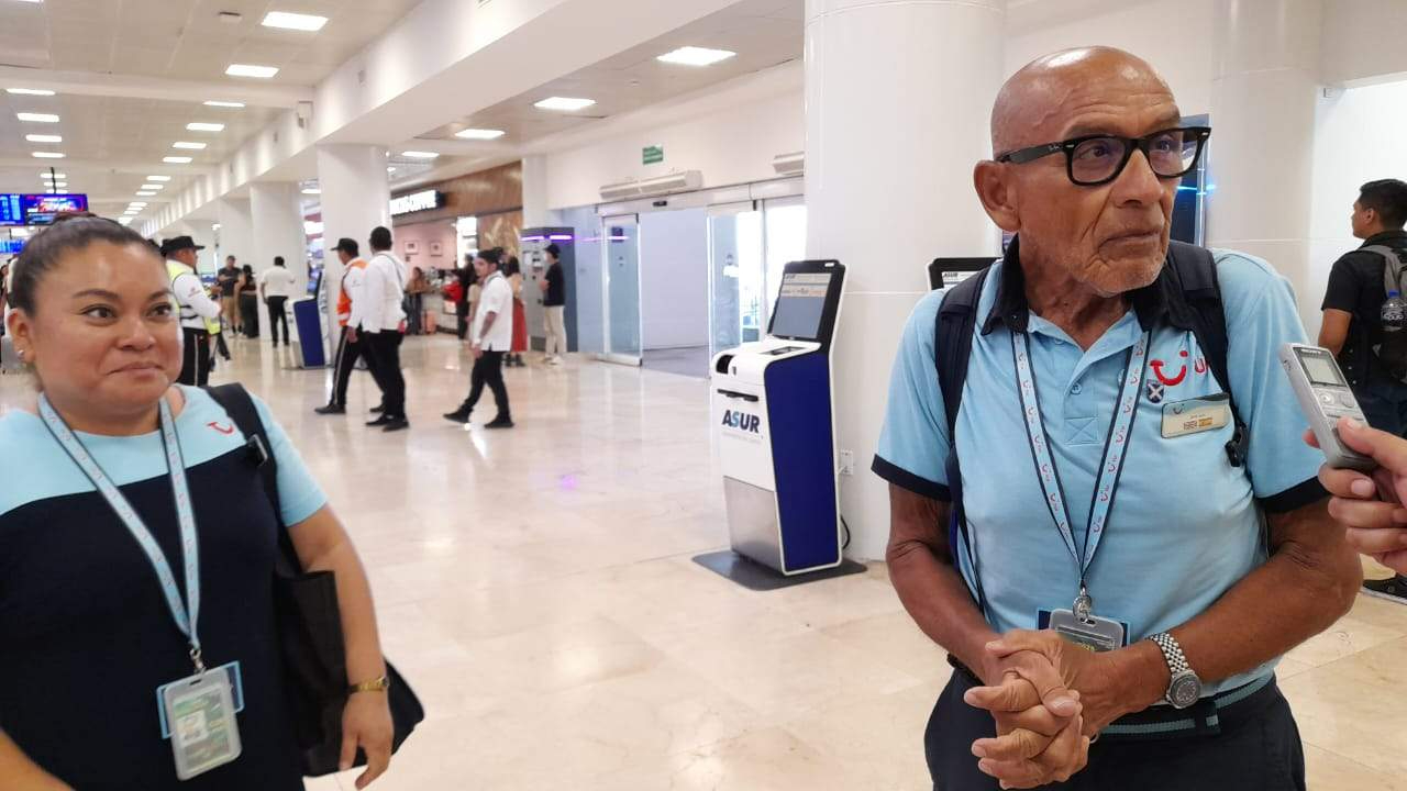 Jubilado comparte su  pasión por la atención al turista en el aeropuerto de Cancún  