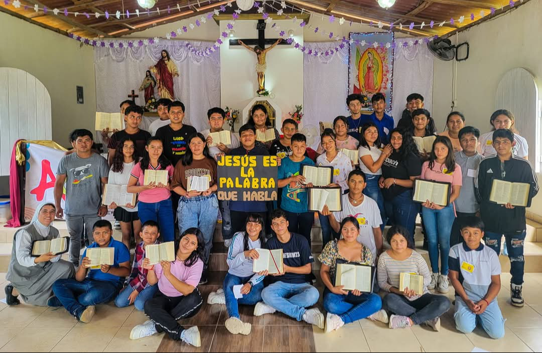 Jóvenes de Candelaria celebran el mes de la Biblia 