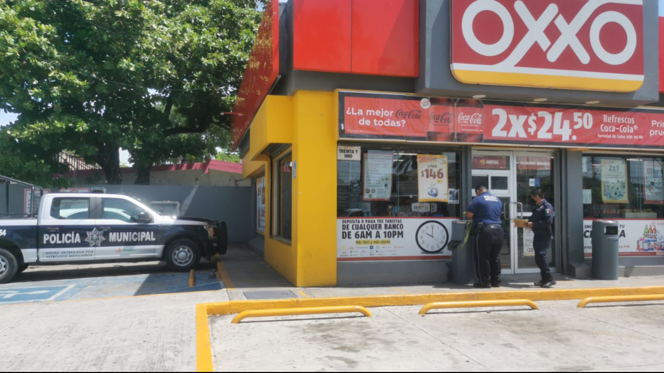 Un maleante sacó de su ropa una arma de fuego