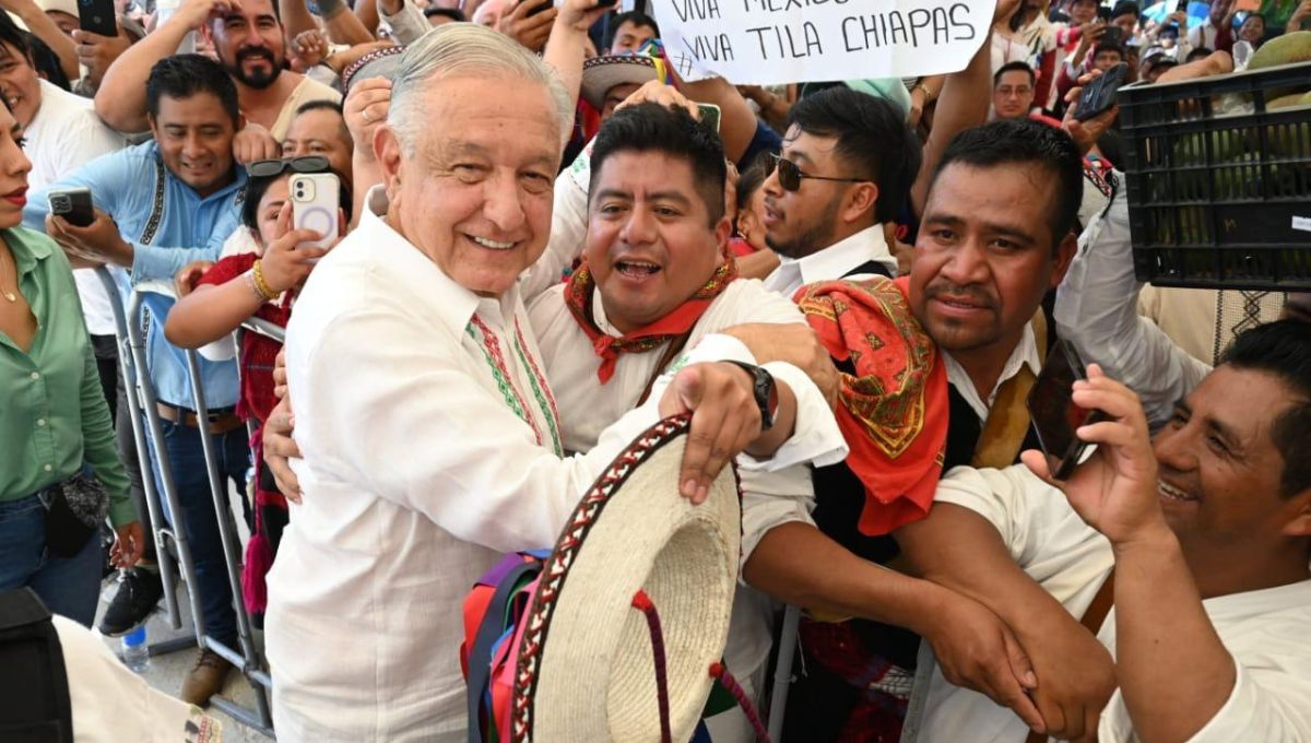 AMLO recibiendo el cariño de sus simpatizantes en Palenque, Chiapas