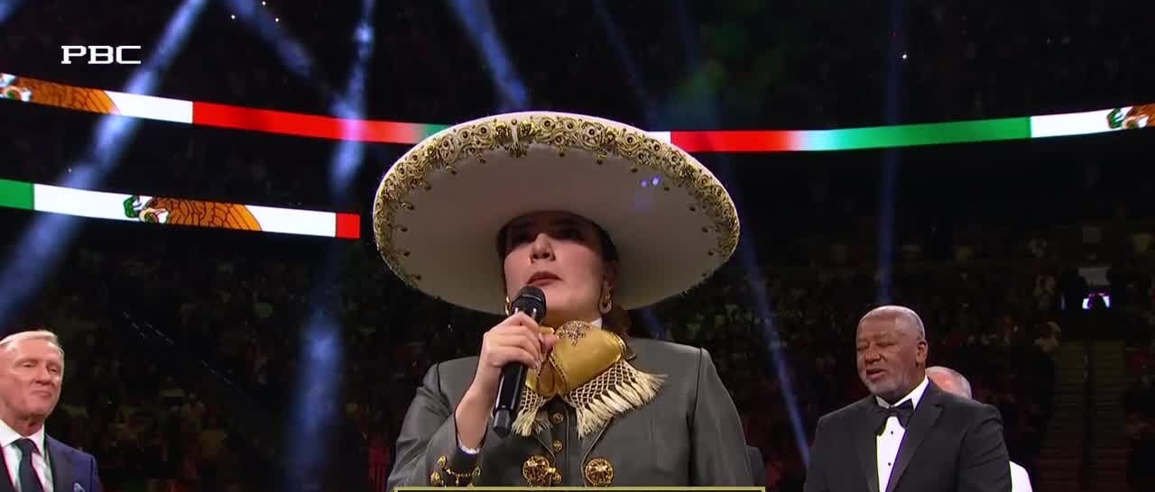 Canelo vs. Berlanga: Camila Fernández se equivoca en el Himno Nacional  