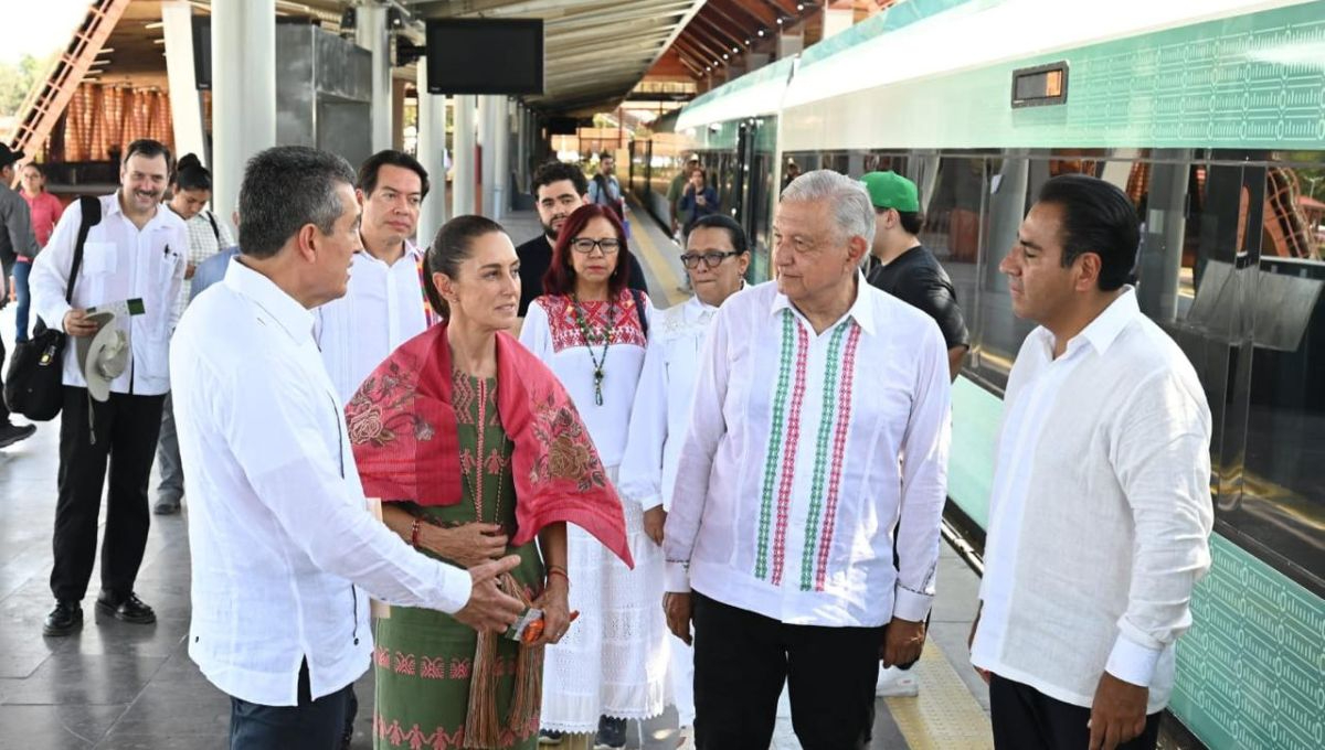 Claudia Sheinbaum y Andrés Manuel López Obrador en la estación Palenque del Tren Maya