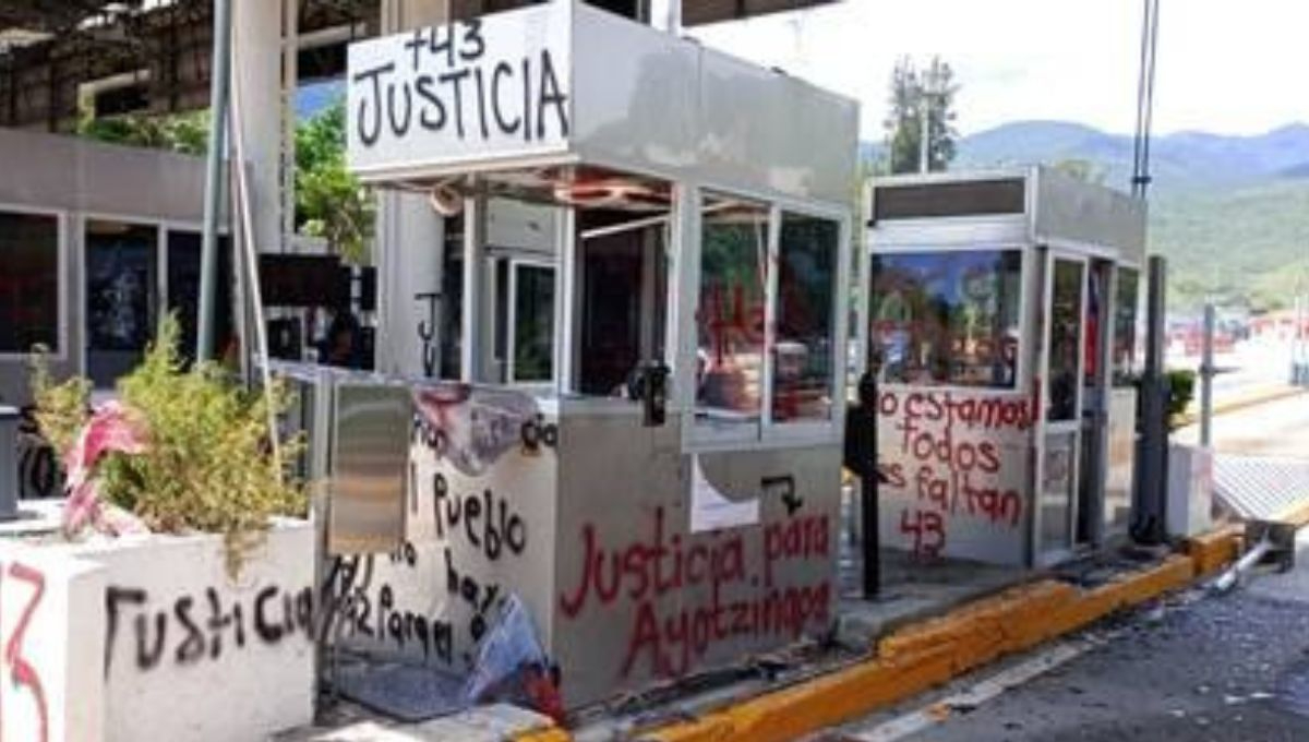 Presuntos estudiantes de Ayotzinapa vandalizaron este 14 de septiembre la caseta de Palo Blanco