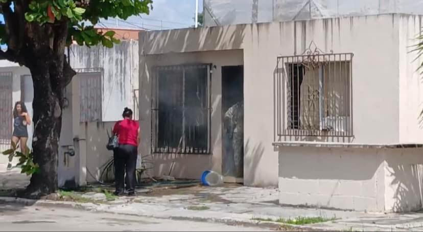 Reportan incendio en interior de una vivienda en Chetumal; vecinos sofocaron el fuego 