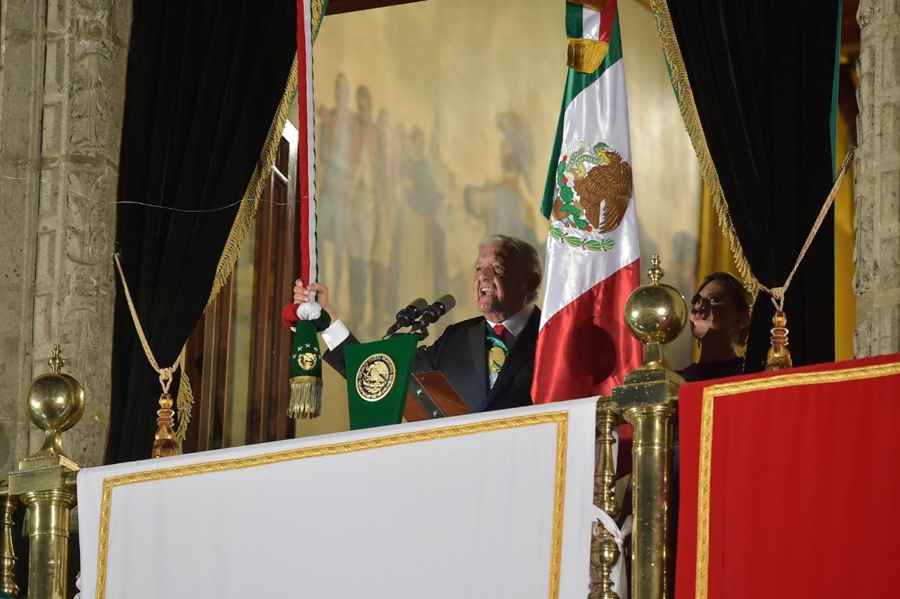 AMLO frente a miles de personas dando el Grito de Independencia