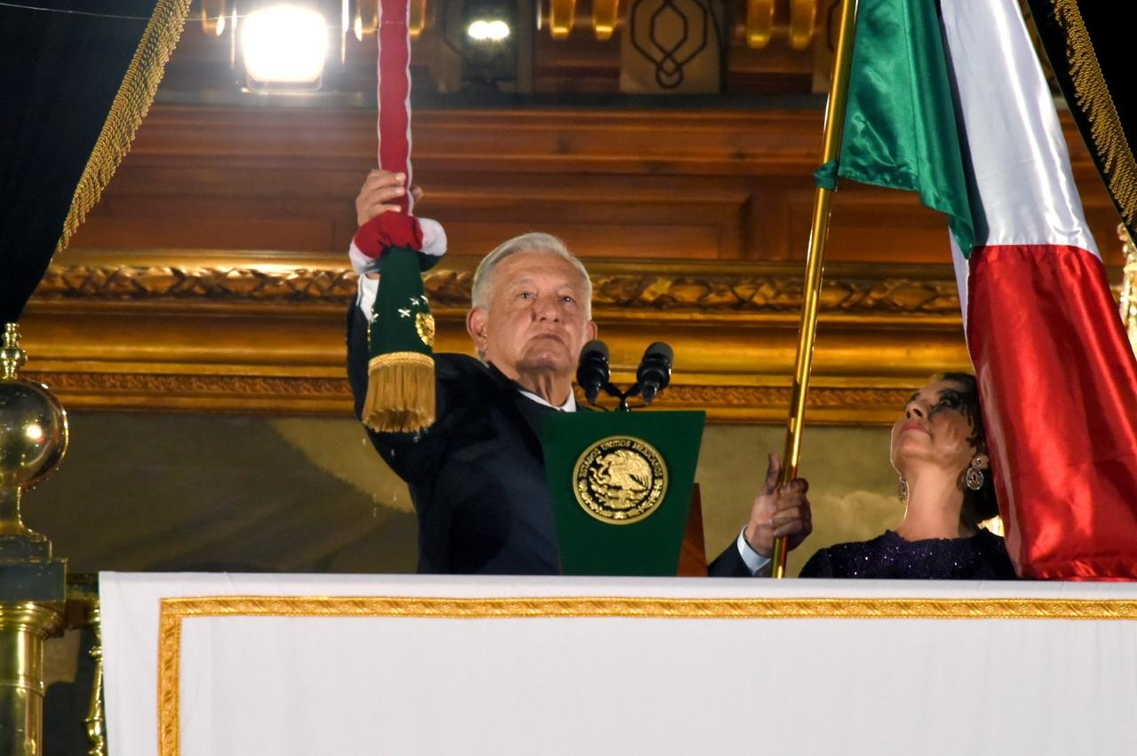 AMLO protagoniza emotivo Grito de Independencia en el Zócalo