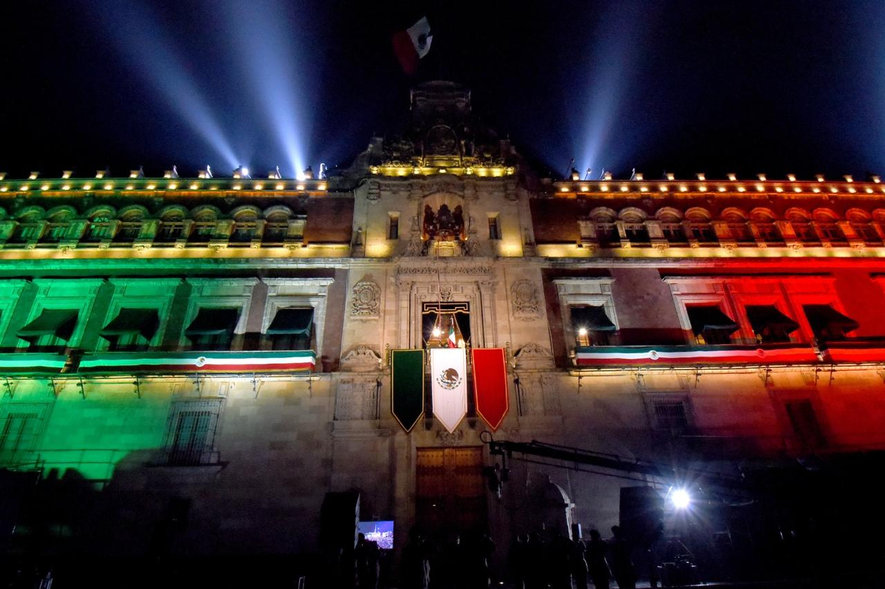 AMLO protagoniza emotivo Grito de Independencia en el Zócalo