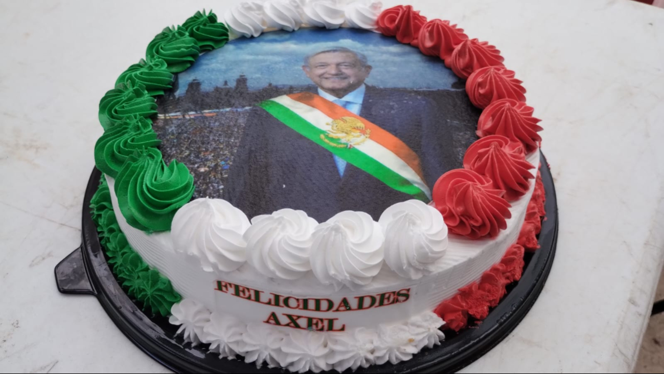 Axel celebra la Independencia de México caracterizado de AMLO