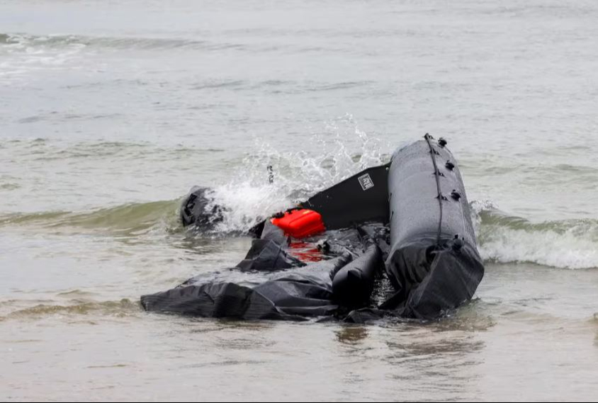 El barco encalló y se rompió contra las rocas