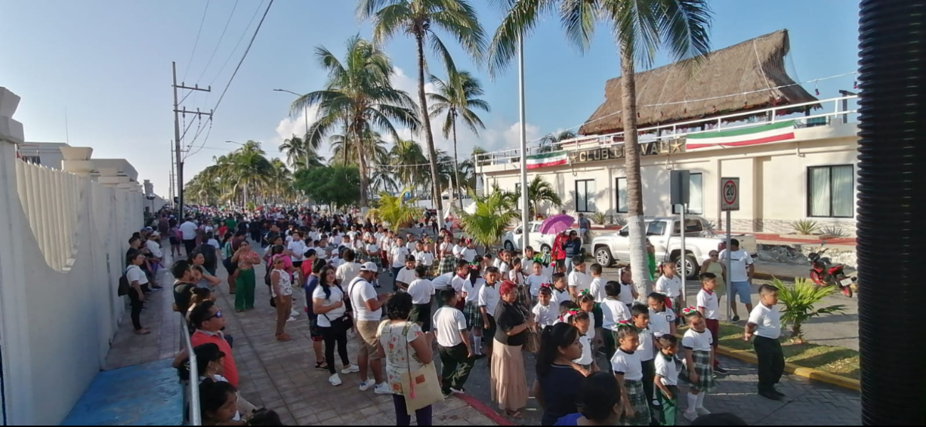 Miles de estudiantes recorrieron las principales avenidas de Isla Mujeres