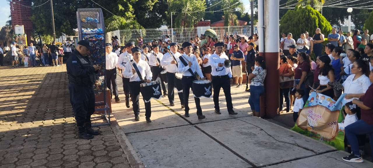 Alumnos de novel básico hasta superior participaron en el desfile