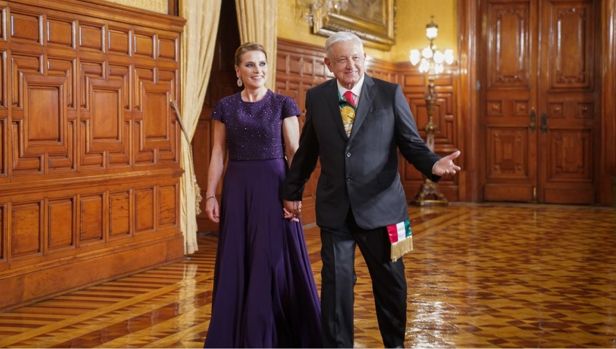 Andrés Manuel López Obrador y su esposa, Beatríz Gutiérrez Müller, rumbo al balcón central de Palacio Nacional