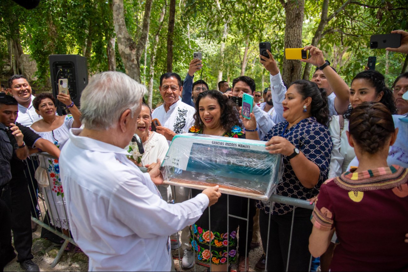 Artesanos de la localidad de Xbacab le dieron una réplica del Tren Maya de madera