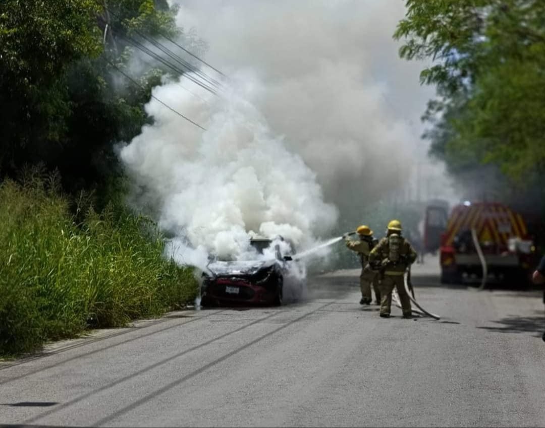 Auto se incendia en Maya Real