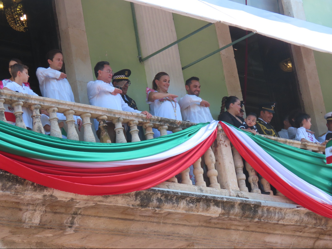 Autoridades estatales y municipales asistieron al desfile