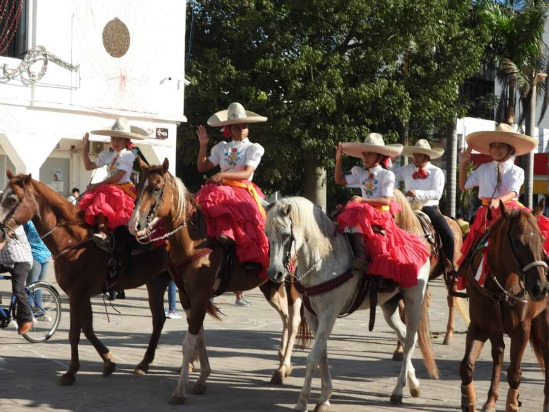 Cuerpos de charrería también destacaron durante el desfile