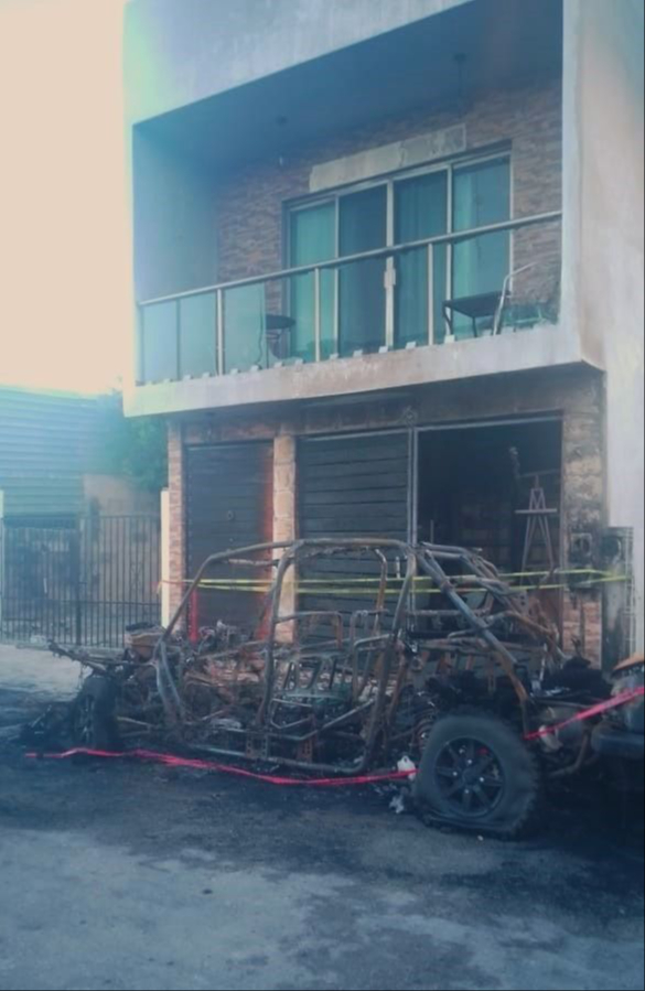 El coche junto a la vivienda fue consumido por completo por las llamas