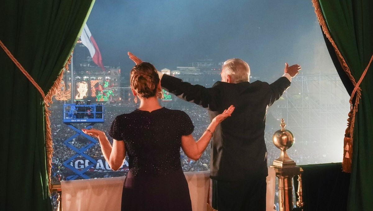 El presidentre AMLO saludando a la gente que se dio cita en el Zócalo de la Ciudad de México