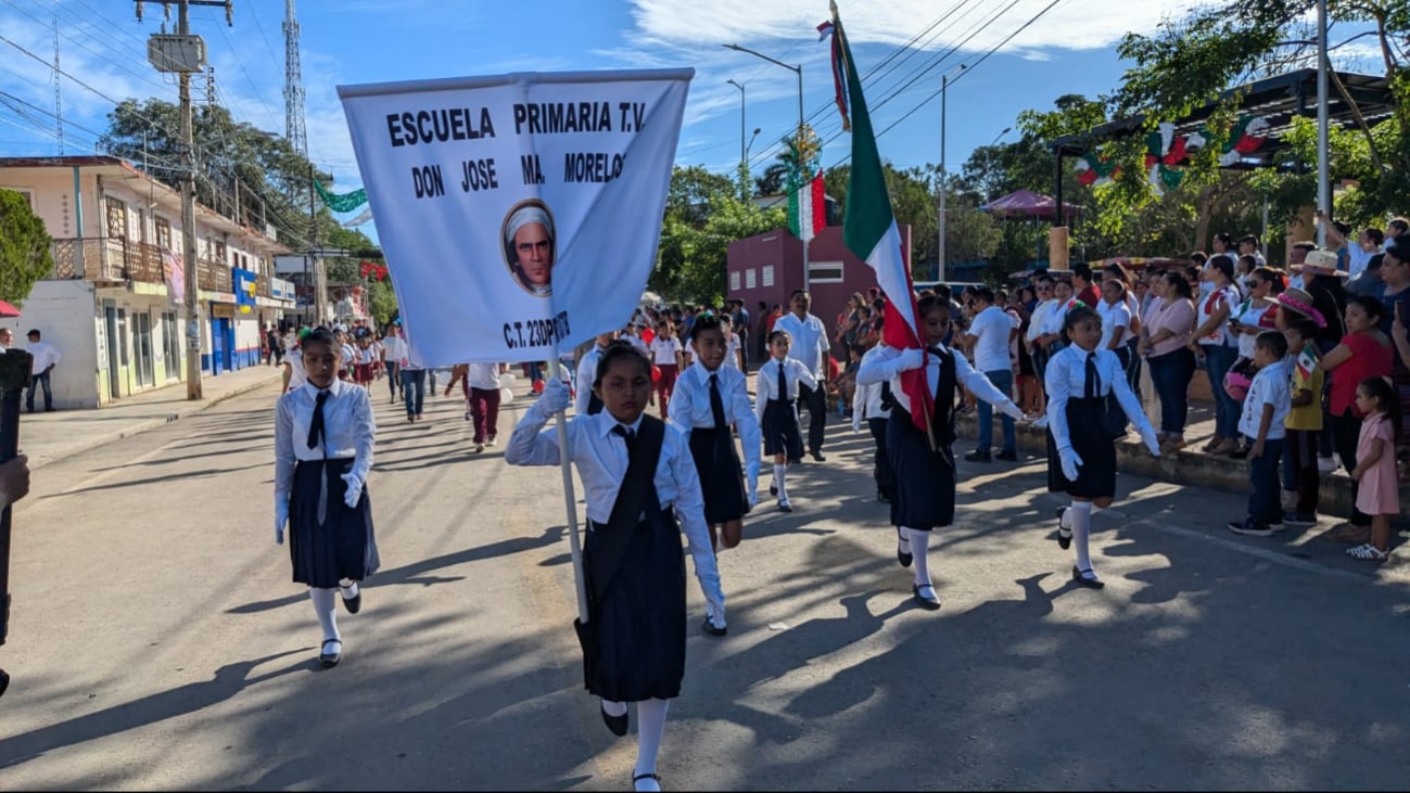 Escuelas de José María Morelos participaron en el desfile conmemorativo de la Independencia de México