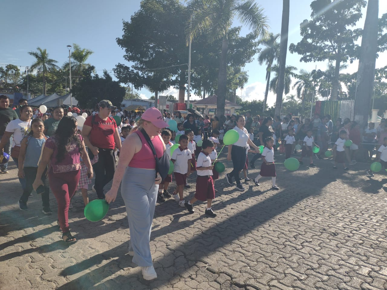 Estudiantes de nivel básico marcharon en el desfile