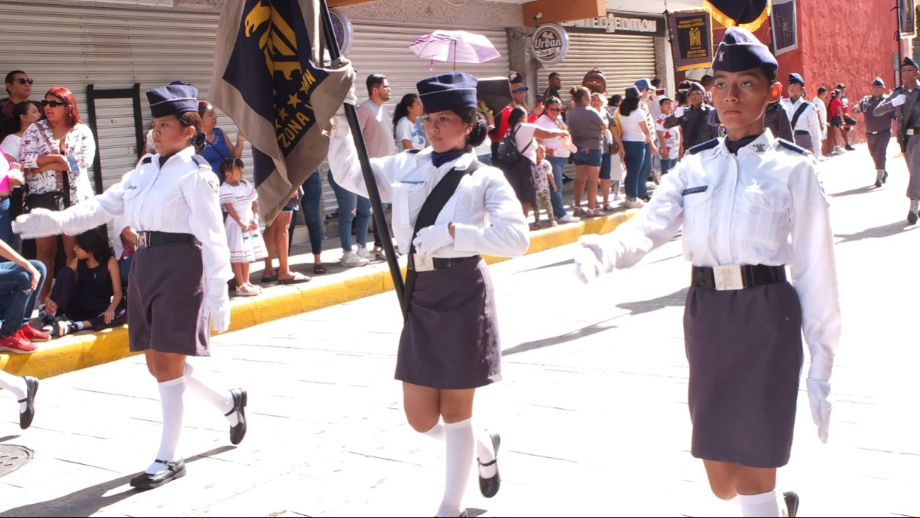 Estudiantes formaron parte del desfile hasta el Parque de San Juan