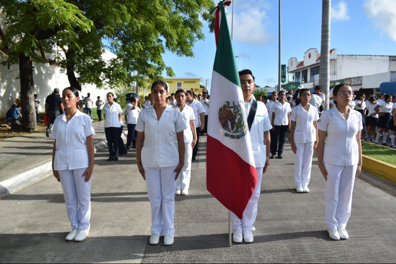 Estudiantes hicieron presencia en el desfile