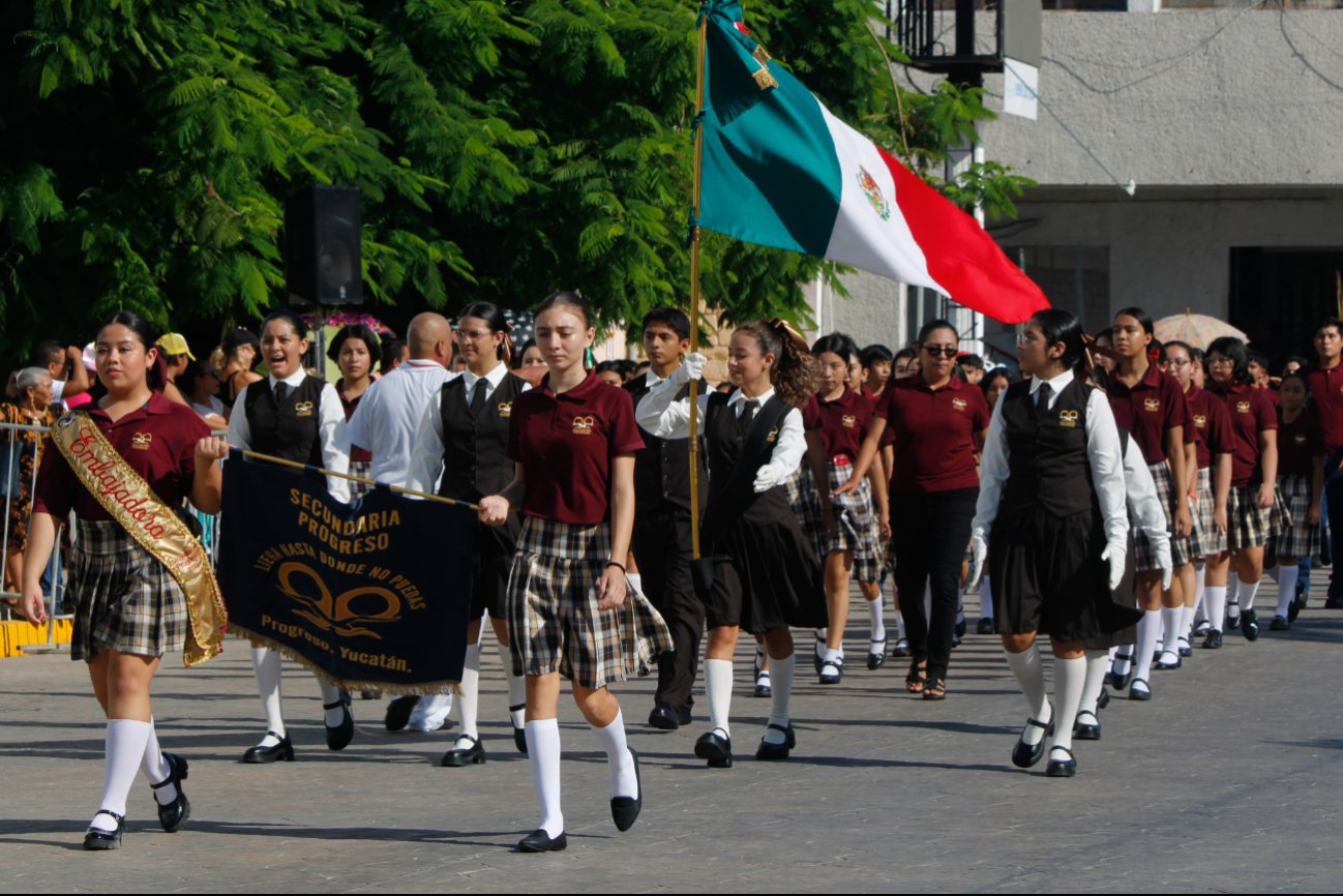 Estudiantes y autoridades encabezan el desfile del 16 de septiembre en Progreso