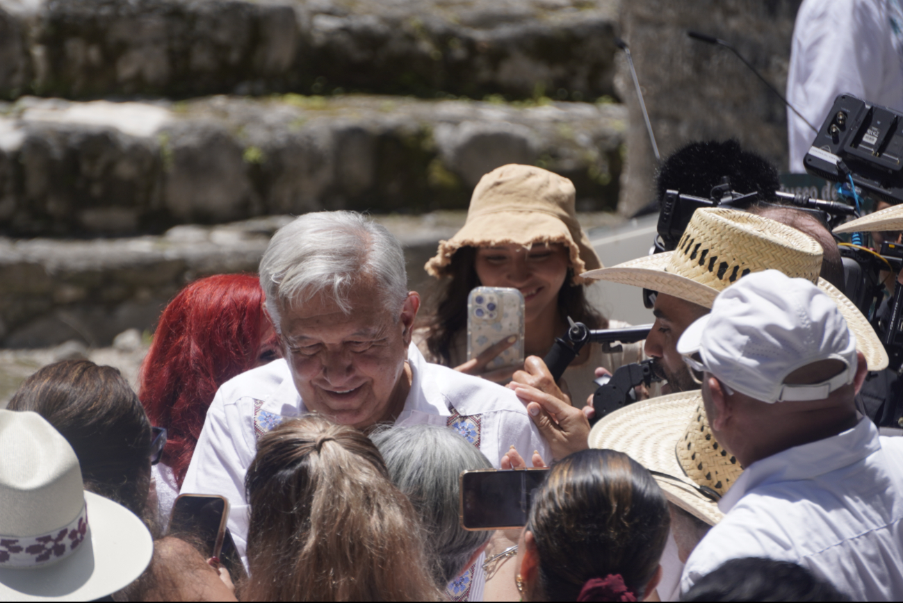 Jóvenes y adultos mayores de comunidades cercanas arroparon al Presidente. (