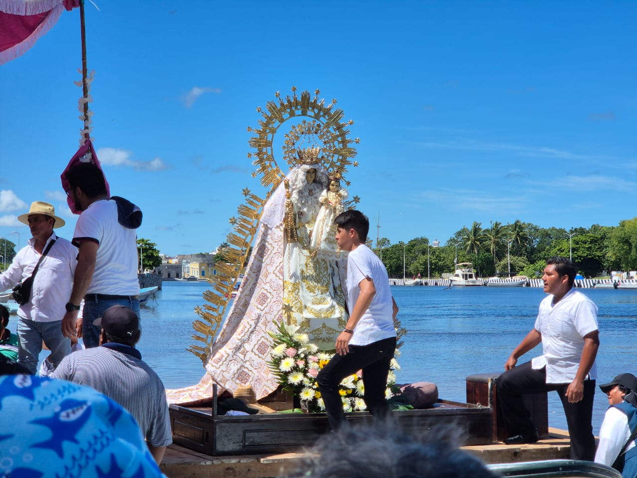 La imagen de la Virgen fue paseada por el río y las costas, acompañada por feligreses en embarcaciones y a pie