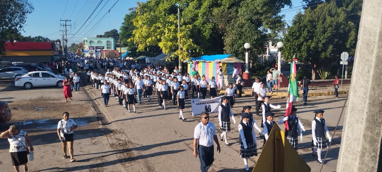 Más del mil alumnos de  Lázaro Cárdenas marcharon en el desfile conmemorativo de la Independencia de México