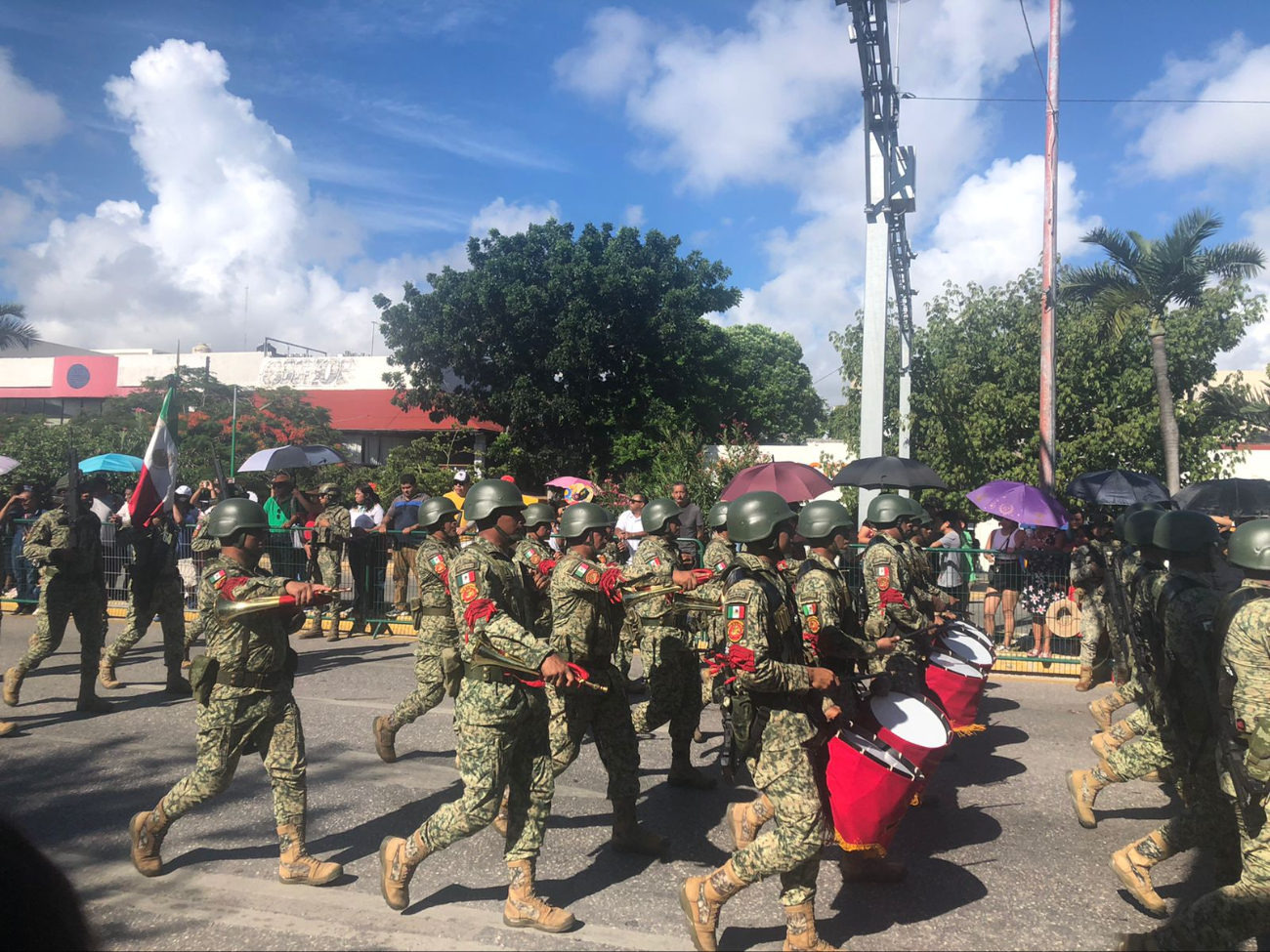 Se lleva a cabo el desfile en conmemoración al 16 de septiembre en Cancún