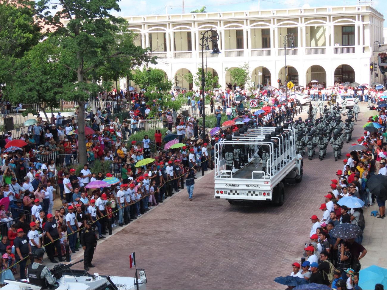 Un gran número de asistentes se registró en el Desfile Cívico-Militar en Mérida