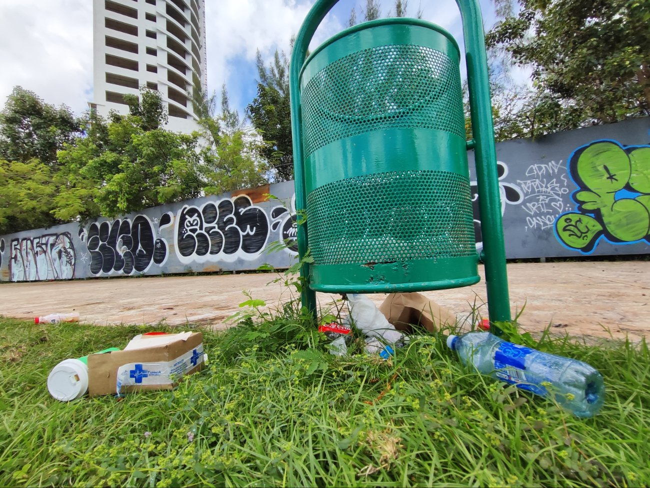 A pesar de la jornada de limpieza de hace unos meses, el Malecón vuelve a estar repleto de basura