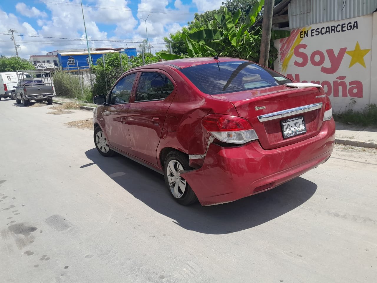 Dos estudiantes de bachillerato resultaron con raspones y golpes leves tras chocar su motocicleta contra un automóvil en la colonia Esperanza