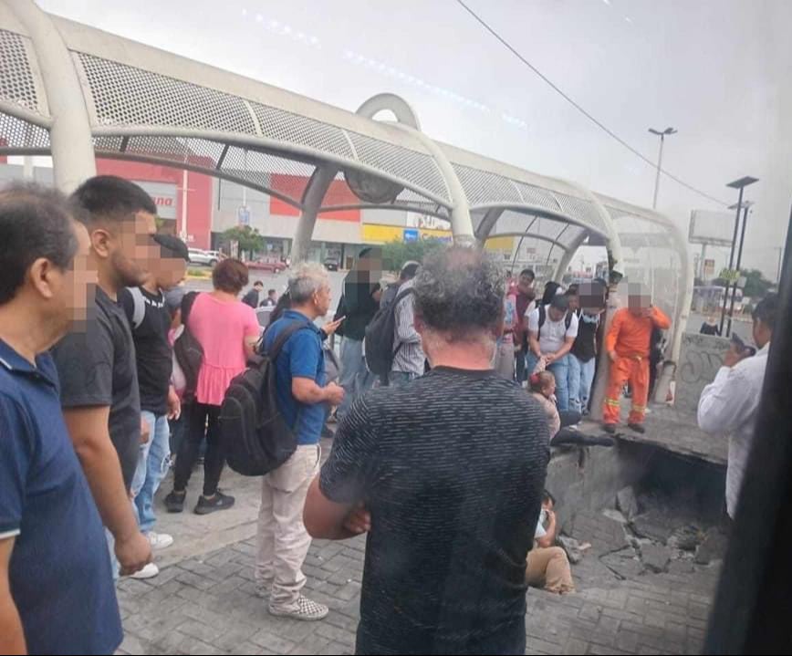 Socavón  se traga a usuarios del Transmetro  en Monterrey; hay dos heridos