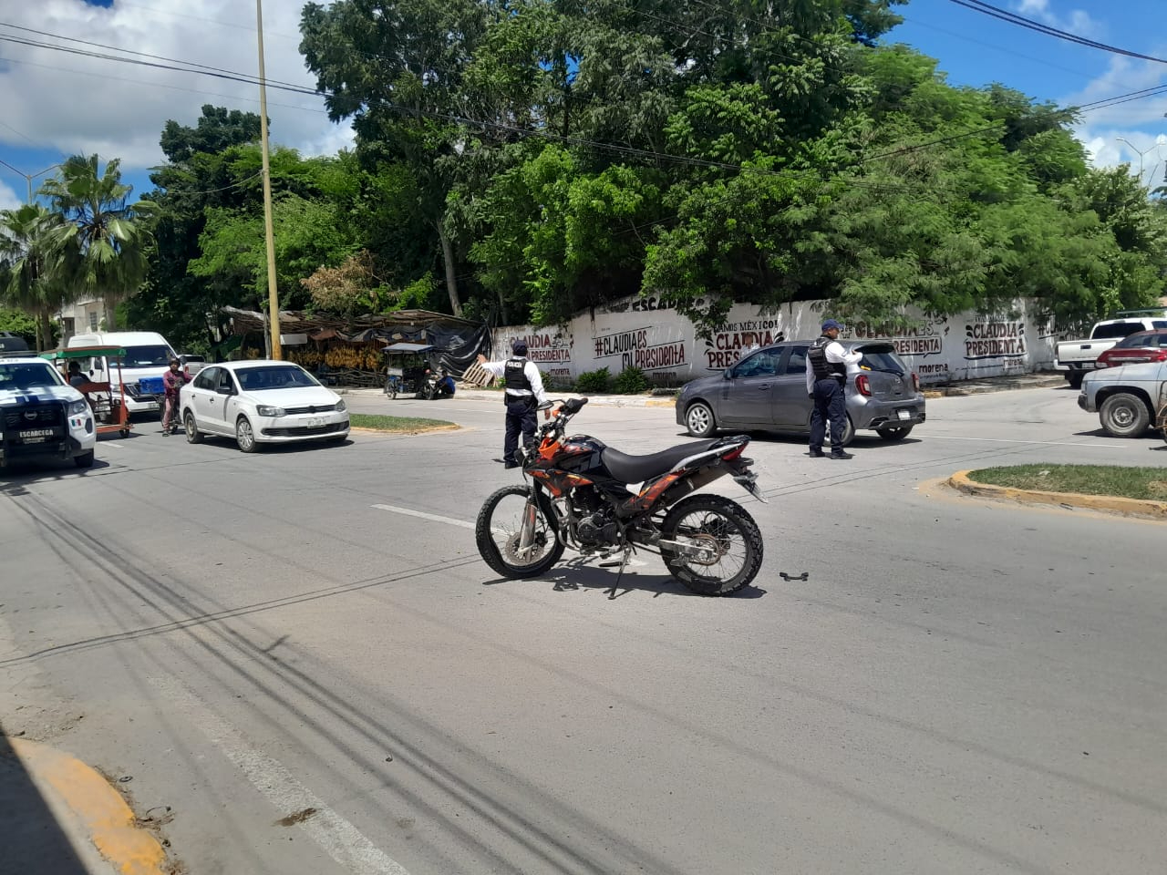 El conductor del automóvil no realizó su alto obligatorio, causando el choque