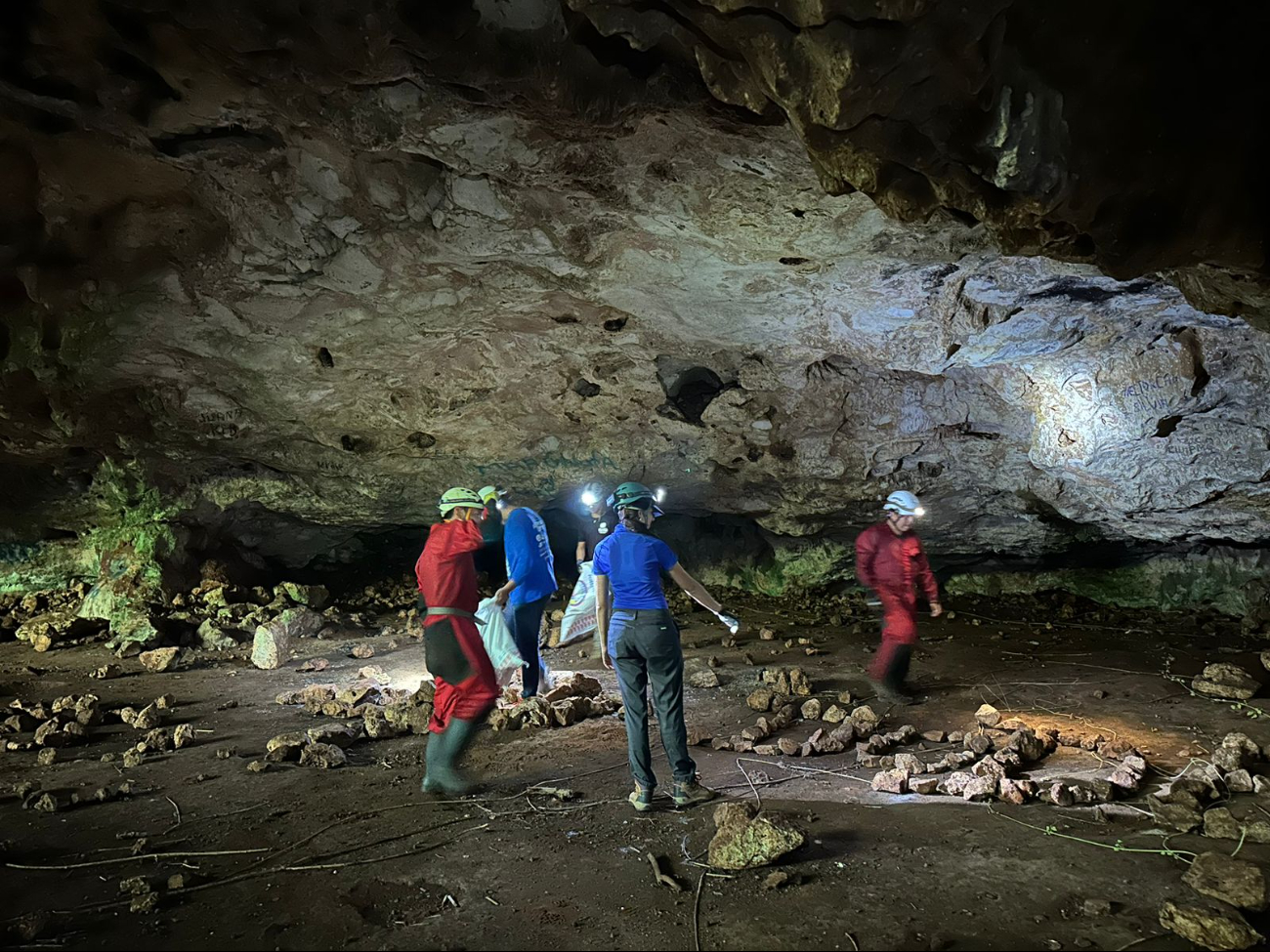 Visitantes convierten a los cenotes y grutas de Yucatán en basureros