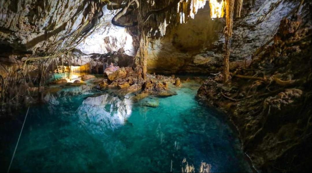 Los cenotes han sido contaminados por arrojar basura al agua