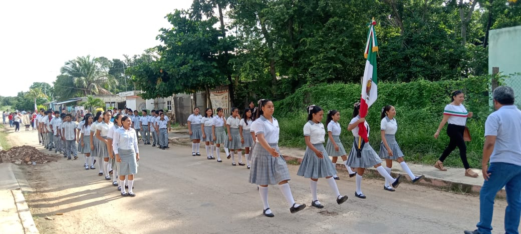 Más de tres mil estudiantes caminaron por las principales calles de Champotón