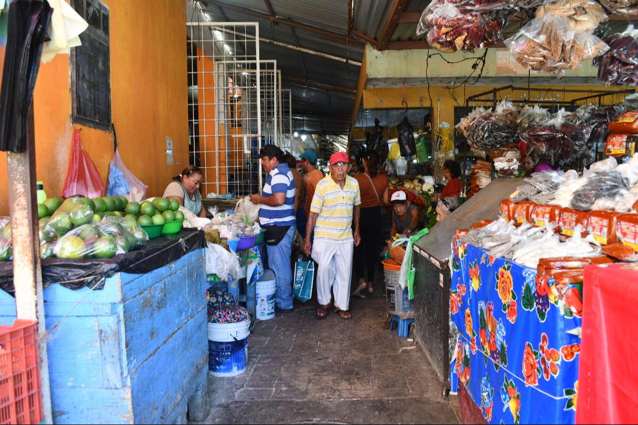 También despidieron a su esposo, Pedro Cú Rosado, y le quitaron su local de pescados y mariscos