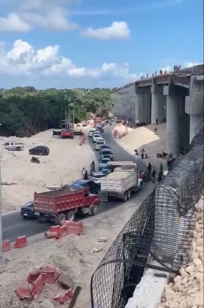 Trabajadores bloquean tramo Chetumal - Huay Pix por falta de pagos