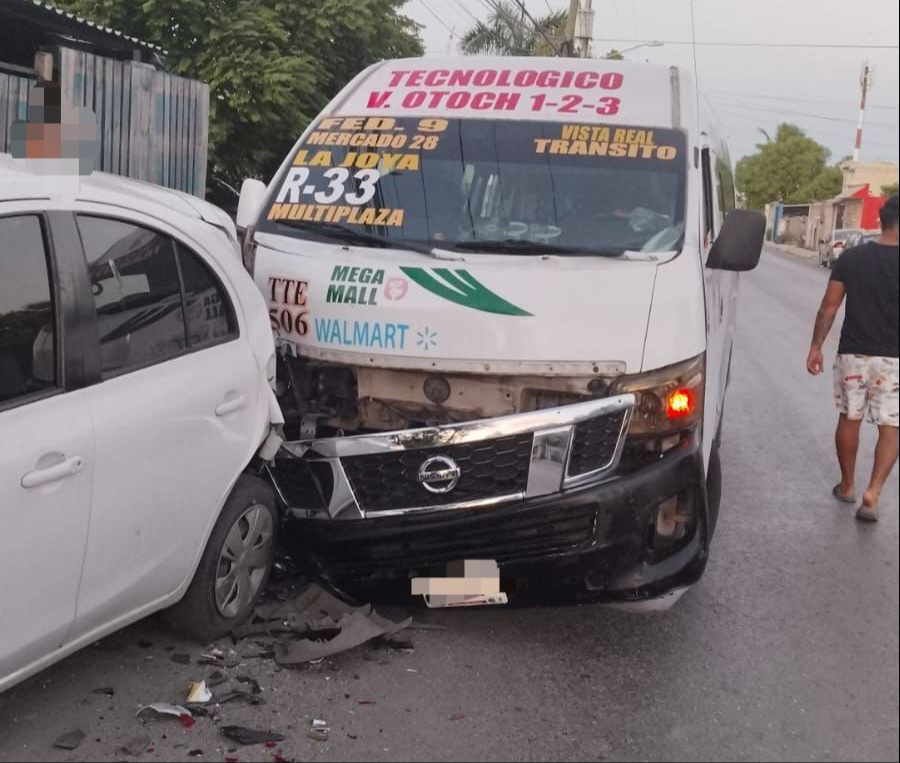 Una combi logró chocar contra un coche estacionado debido al exceso de velocidad