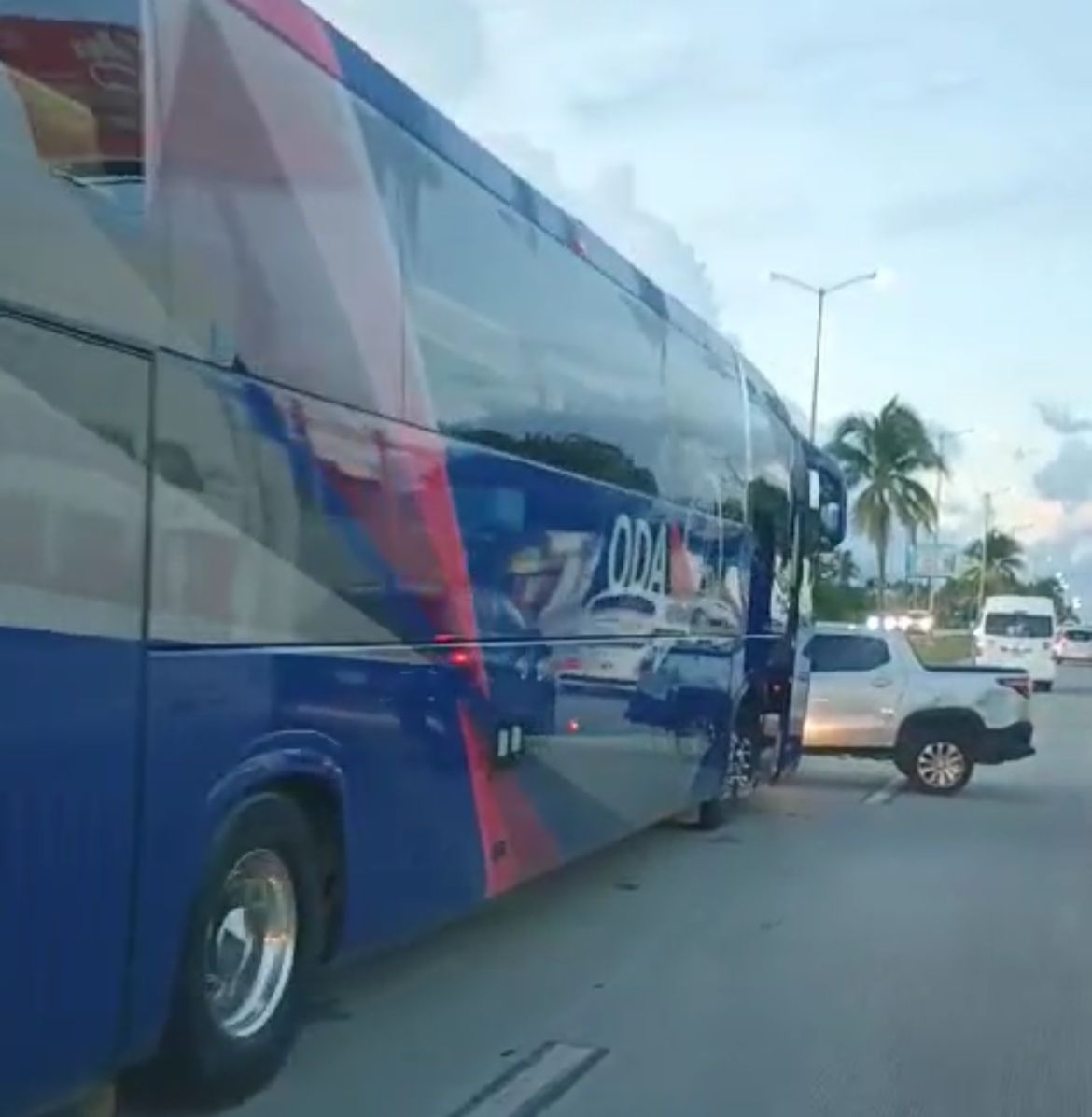 Uno de los accidentes involucró a un autobús y una camioneta