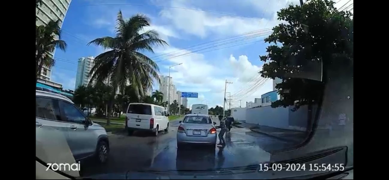 Cámara de un coche grabó un intento de asalto dentro de un coche en movimiento