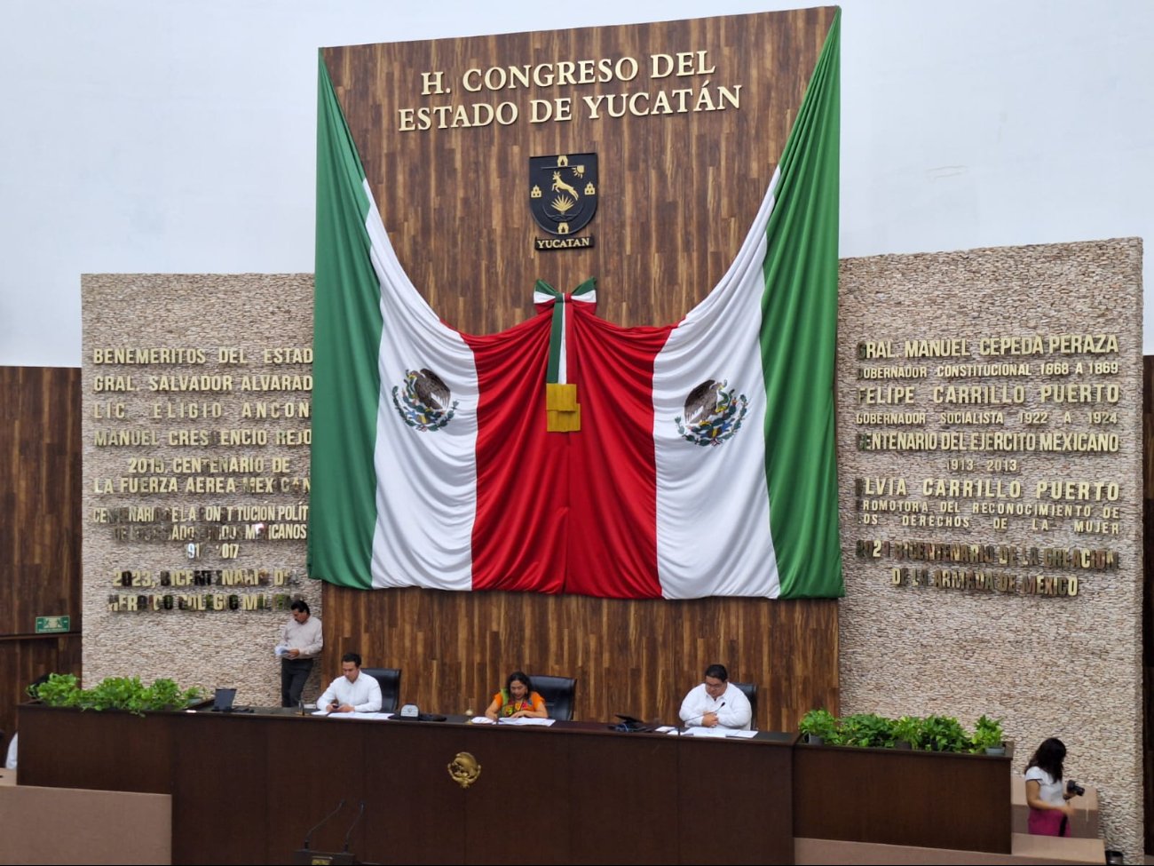 Diputados aprueban la toma de protesta de Joaquín Díaz Mena en la Plaza Grande de Mérida