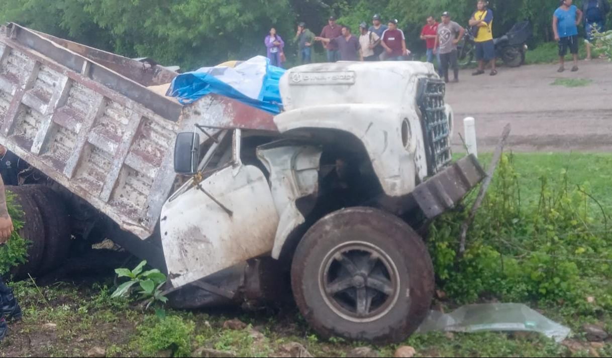 Chofer de un volquete muere tras quedar prensado en la vía Peto-Tahdziú