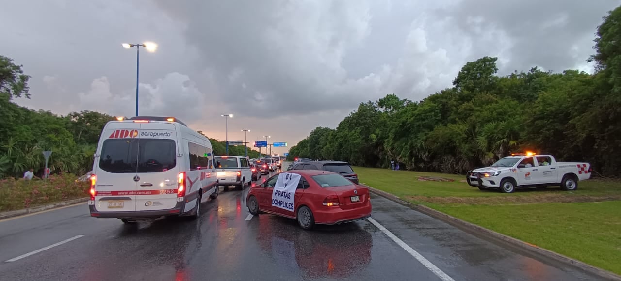 Manifestantes protestaron de manera pacífica en la entrada del Aeropuerto Internacional de Cancún.