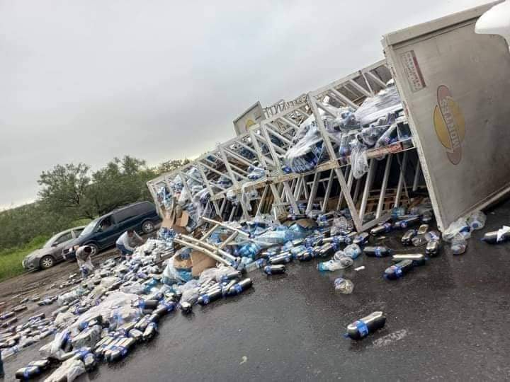 Captan rapiña de refrescos tras la volcadura de un tráiler en la carretera a Monclova, Nuevo León